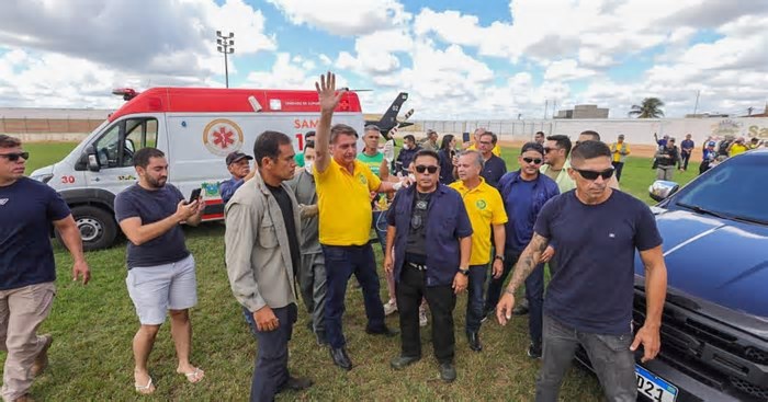 Médico de Bolsonaro não descarta cirurgia após ex-presidente passar mal no Rio Grande do Norte