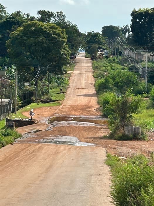 Buracos na Av. João Leite impedem acesso a empresas e moradores