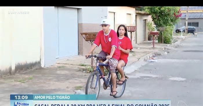 Casal pedala 20km para ver a final do Goianão