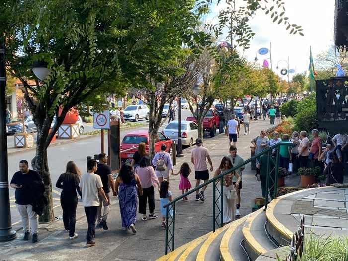 Centro de Gramado já registra alta movimentação; lojas de chocolate devem ampliar horário de atendimento