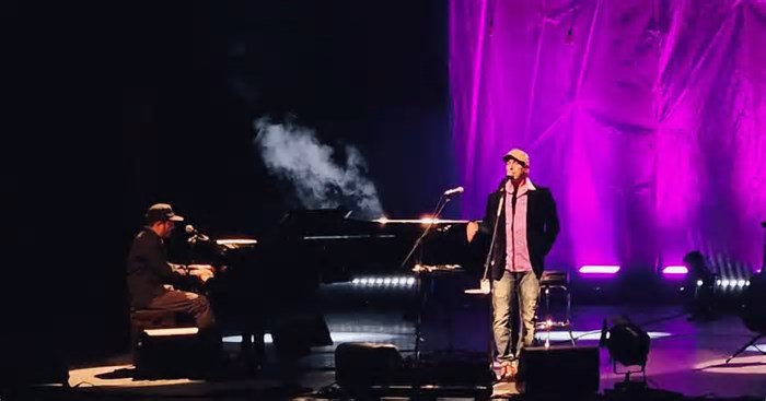 Zeca Baleiro comemora aniversário com show intimista no Palácio das Artes, em Belo Horizonte