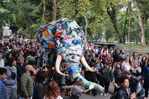 Festival de Curitiba: espetáculo Elefanteatro muda a paisagem no Passeio Público. Veja vídeo e fotos