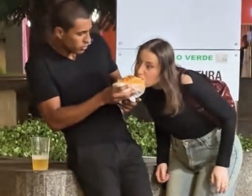 Mulher morde lanche de desconhecido na rua e vídeo viraliza