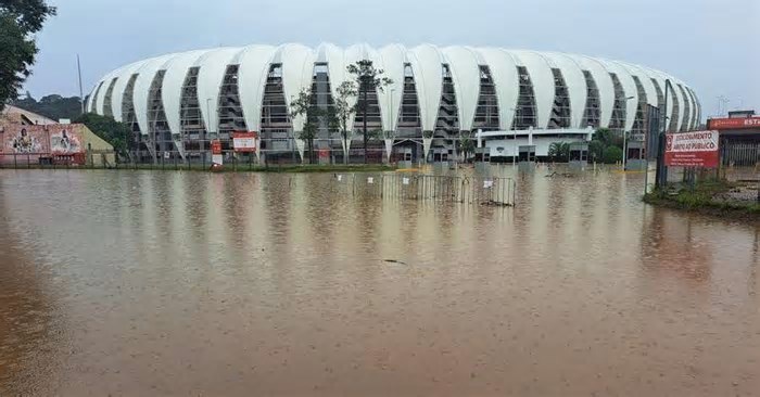 Rondas em botes e equipamentos boiando no gramado: como as cheias de 2024 atingiram o Inter
