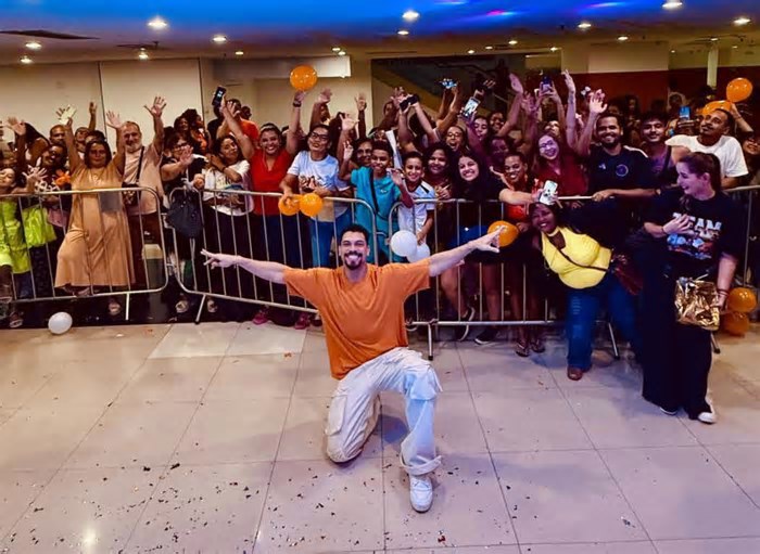 Vinícius Nascimento recebe festa de campeão no retorno à Bahia após BBB 25