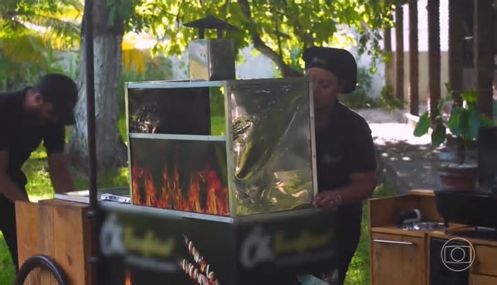 Casal baiano transforma paixão por churrasco em food bike de espetinhos com mais de 40 sabores