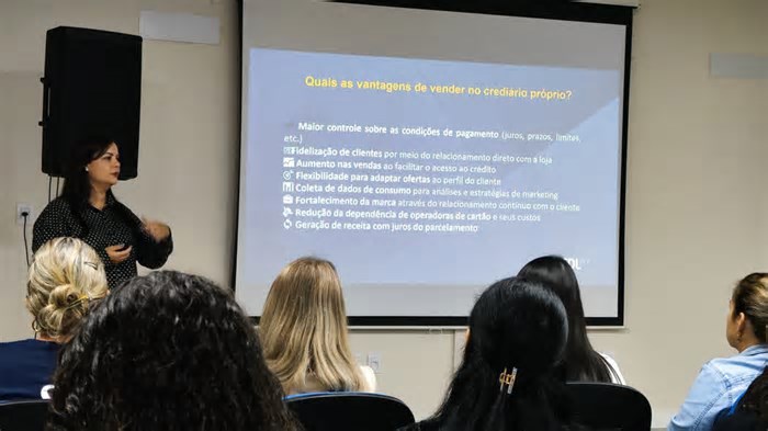Vantagens das compras a prazo são esclarecidas em treinamento da Cacis Estrela