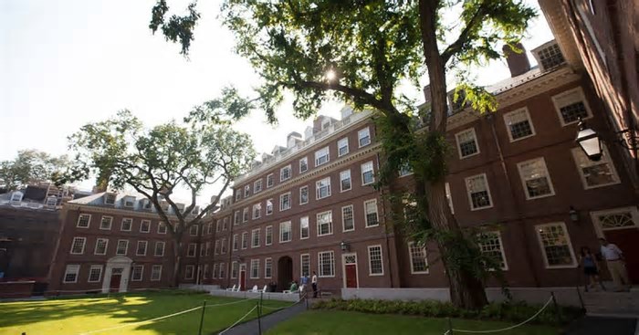 Justiça suspende retirada de financiamento de Harvard exigido por Trump