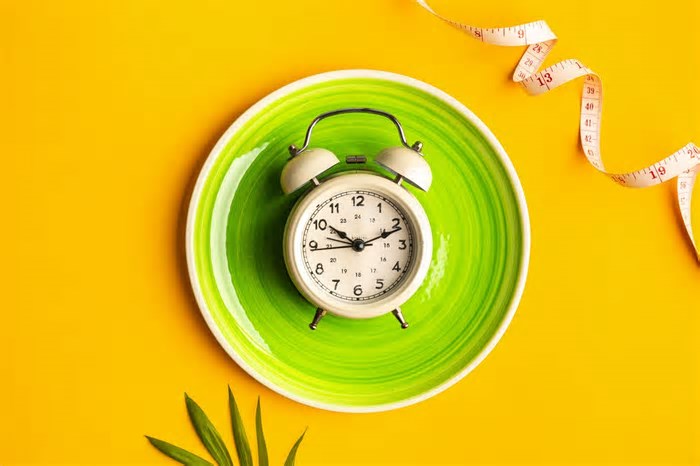 Jejum intermitente ou dieta de restrição calórica: qual é o melhor para perder peso? Veja o que diz a ciência