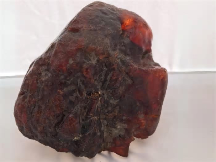 Idosa descobre que pedra usada por anos como batente de porta vale mais de 1 milhão de dólares