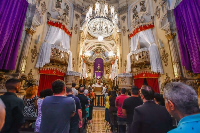 Cerimônia do Lava-Pés lota Igreja da Lapa dos Mercadores, no Centro do Rio