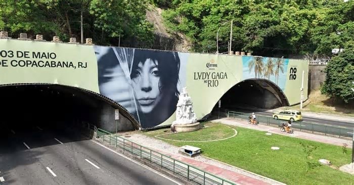 Painel de Lady Gaga é instalado em Túnel no Rio de Janeiro