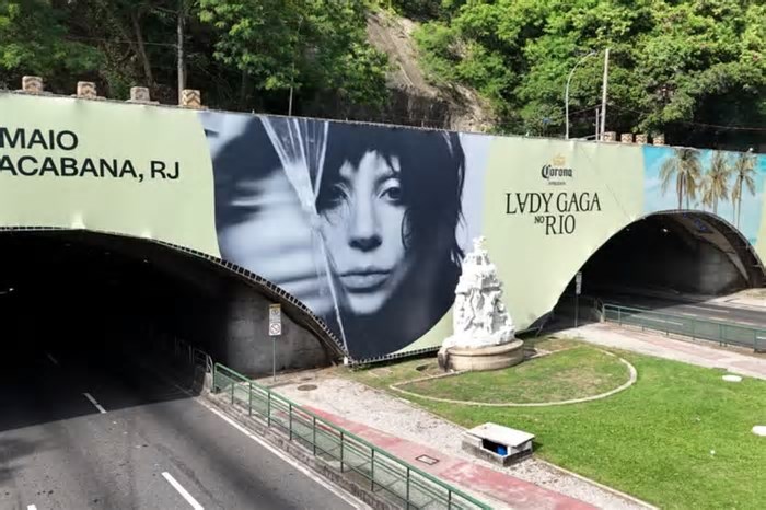 Painel gigante de Lady Gaga na entrada de túnel surpreende cariocas