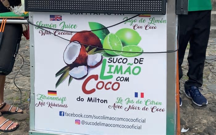 Ambulante que vende suco de limão com coco em Salvador guarda receita secreta e já comprou mil frutas em uma semana