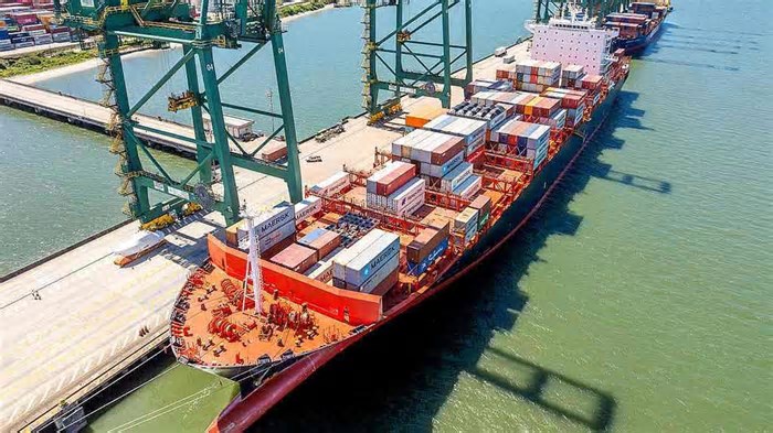 Portos, em Santa Catarina, aumentam calado para receber supernavios