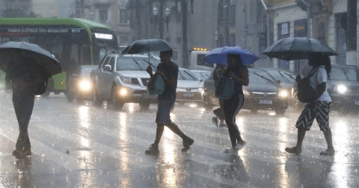 Cemaden mantém alerta sobre chuvas, mas reduz riscos de SP e Rio; veja a previsão