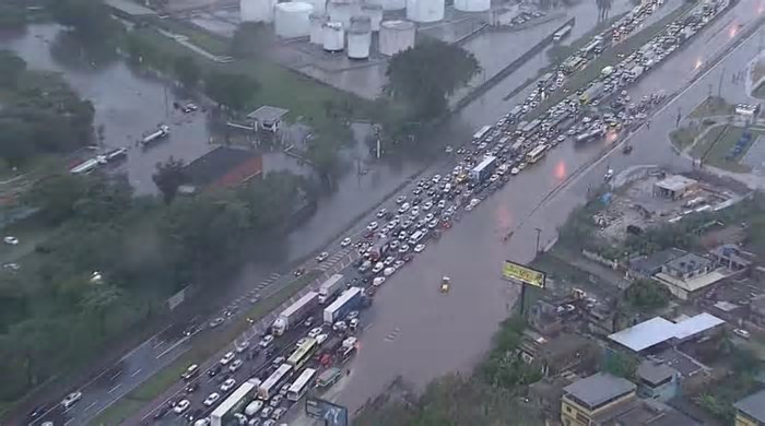 Temporal fecha rodovias e deixa desalojados no Rio de Janeiro