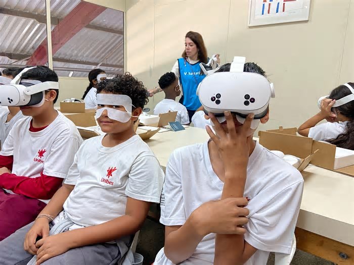 Alunos do RJ embarcam em viagem de realidade virtual pelo Complexo Lagunar da Zona Oeste