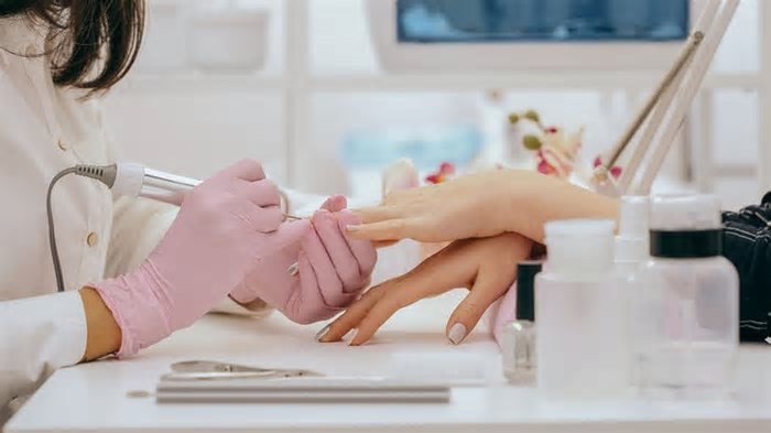 Governo do Rio facilita abertura de empresas para 92 atividades, como manicure e lanchonete. Veja como
