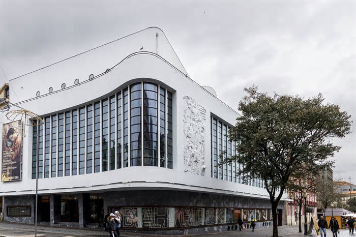 No Verão, há sessões de cinema ao ar livre na Praça da Batalha