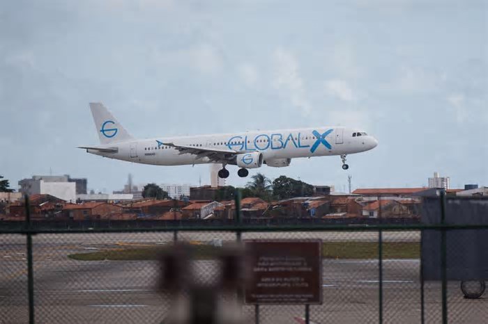 Avião com 96 deportados chega a Fortaleza e um passageiro é preso após desembarque
