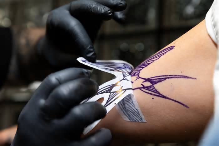 Ter tatuagem pode aumentar o risco de câncer? Veja o que a ciência diz