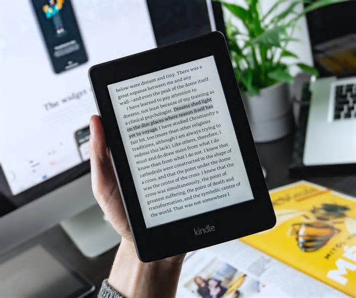 Amazon lança recurso no Kindle que usa IA para gerar resumos de livros de séries