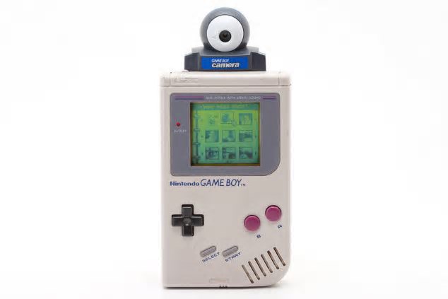 Homem usa câmera do Game Boy para fotografar carros — o resultado é nostálgico e incrível!