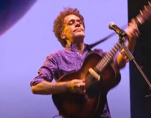 Nando Reis pede 'sem anistia' em show e é ovacionado