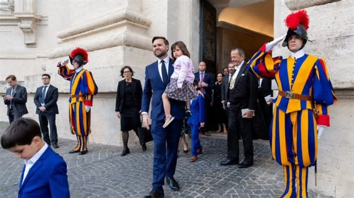 Vice dos EUA se encontra por “alguns minutos” com papa