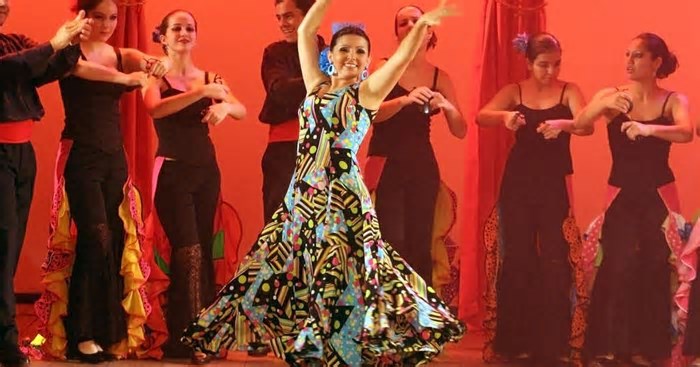 Com bailarinos de até 80 anos e participação de Emily Borghetti, Cadica Costa apresenta