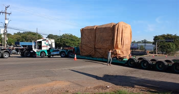 Carreta carregada com transformador bloqueia RS-324 em Marau