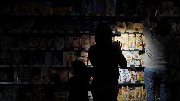 In Spagna il mondo si spegne, senza elettricità e tecnologia: “Un salto indietro nel tempo”