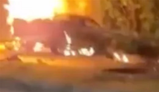 VÍDEO: carro colide com poste e pga fogo na avenida do Turismo em Manaus