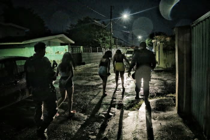 Facção que trafica venezuelanas criou cemitério de mulheres no Brasil