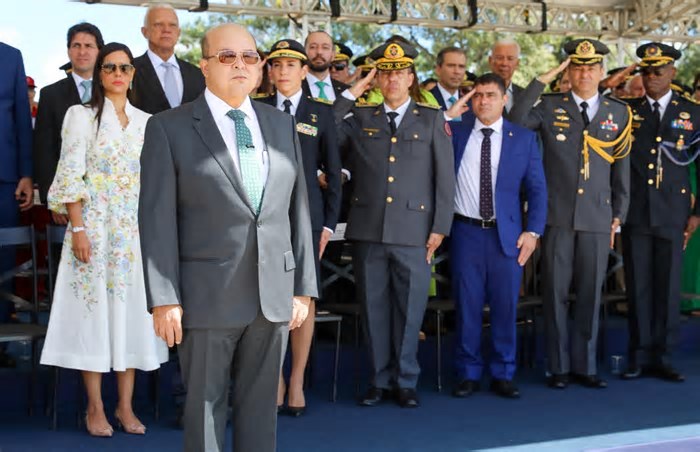 Troca da Bandeira atrai brasilienses e turistas em celebração aos 65 anos de Brasília