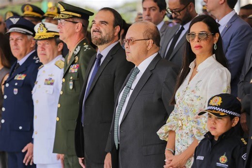 Ibaneis participa da Troca da Bandeira para celebrar 65 anos da cidade