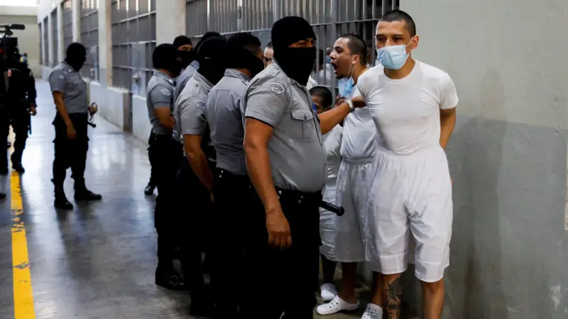 Por que Justiça dos EUA suspendeu deportação de venezuelanos por Trump com lei do século 18