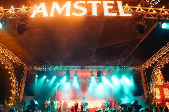 Com balsa no Rio Pinheiros e shows, Amstel promove ‘carnaval holandês' em SP (de graça)