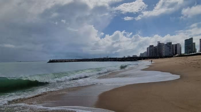 Sete trechos de praias estão próprios para banho em Fortaleza neste fim de semana