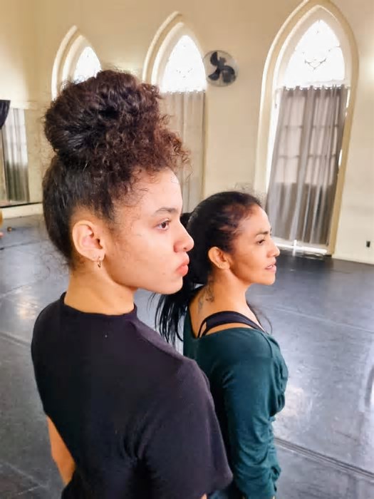 Mãe e filha estreiam espetáculo no palco do Teatro da Instalação, em Manaus