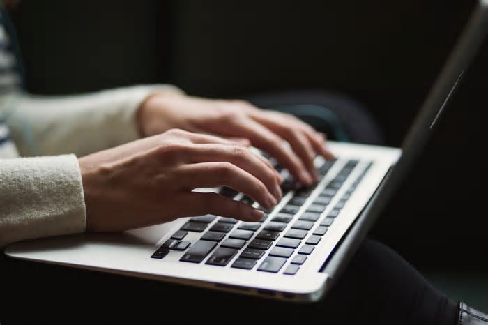 Déficit de profissionais de tecnologia reduz, mas setor enfrenta 'pejotização' e fuga das universidades