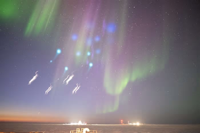 Foguetes da Nasa são lançados ao espaço durante aurora boreal; fotos