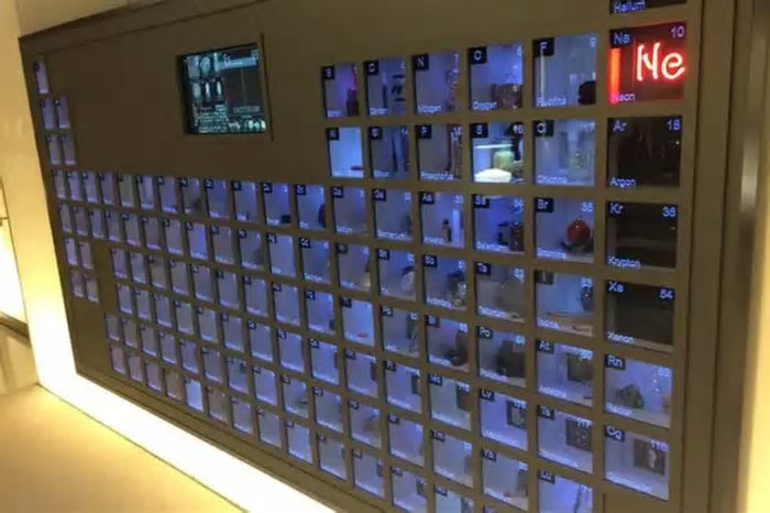 Apaixonado por Ciência, Bill Gates tem uma estante dedicada a elementos da Química