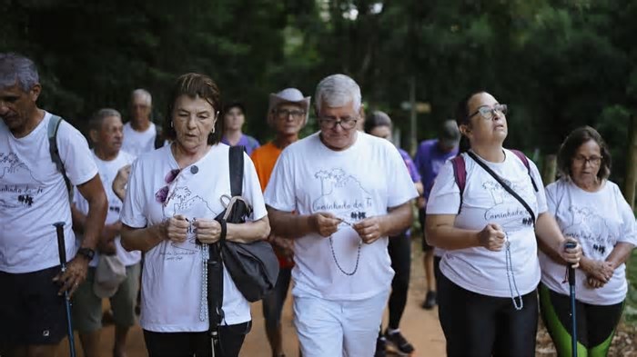 Passos de fé: devotos caminham mais de 150 km para homenagear Nossa Senhora da Penha