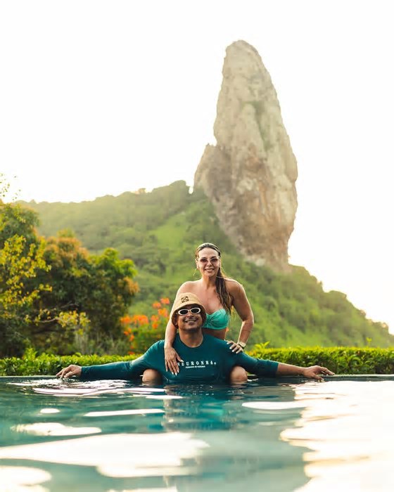 Carla Perez posa de biquíni em passeio por Fernando de Noronha