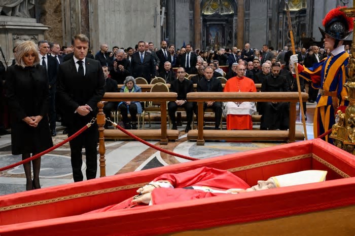 Caixão de Papa Francisco é selado após três dias de velório aberto