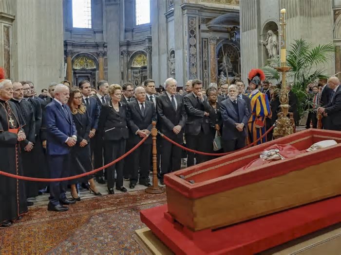 Lula e comitiva prestam homenagem ao papa Francisco durante velório no Vaticano
