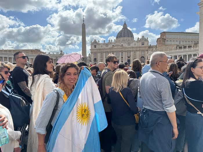 Latino-americanos fazem fila para se despedir com emoção e orgulho do primeiro Papa da região