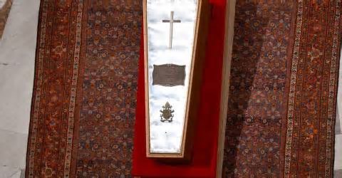 Caixão de Francisco fechado; Vaticano revela texto do ‘rogito’ (com fotos)
